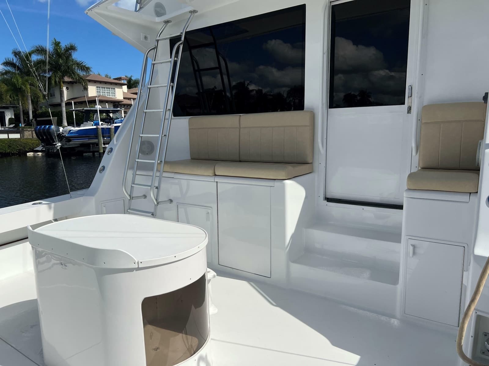 1997 Viking 58 Convertible - Photo 6
