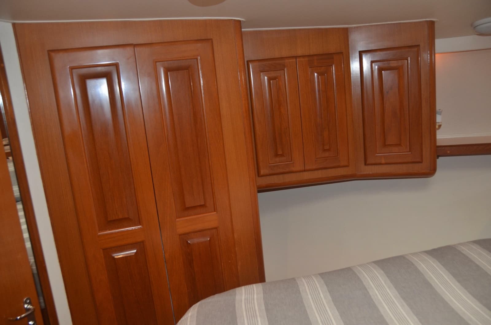1997 Viking 58 Convertible - Photo 40