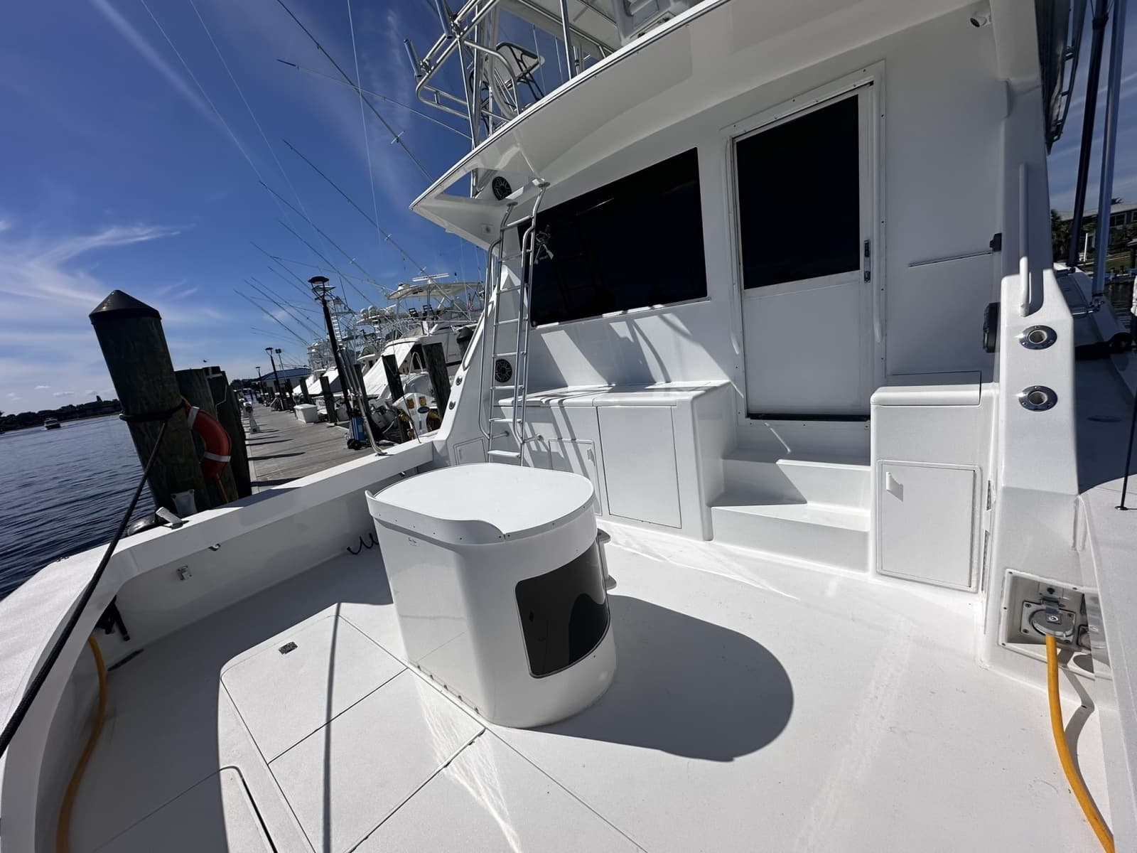 1997 Viking 58 Convertible - Photo 7