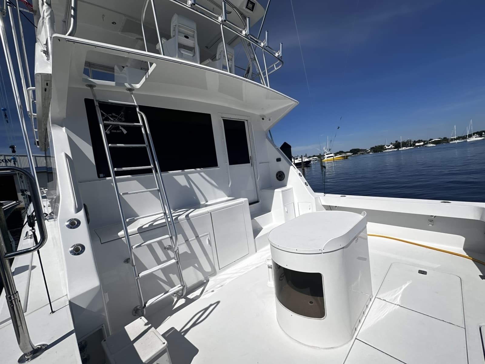 1997 Viking 58 Convertible - Photo 4