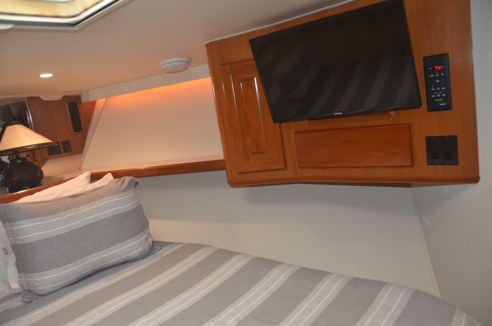 1997 Viking 58 Convertible - Photo 41