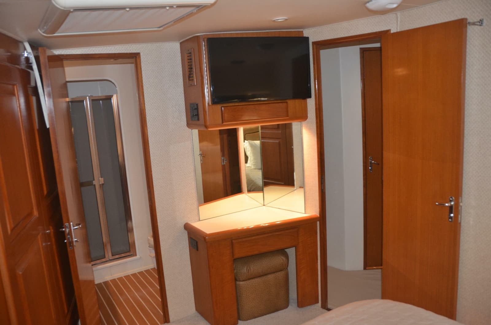 1997 Viking 58 Convertible - Photo 33