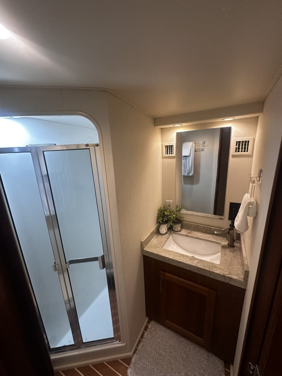1997 Viking 58 Convertible - Photo 42
