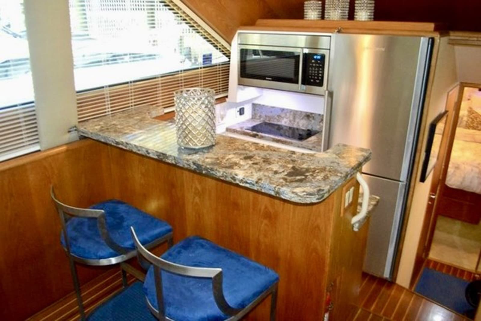 1995 Hatteras 39 Convertible - Photo 4