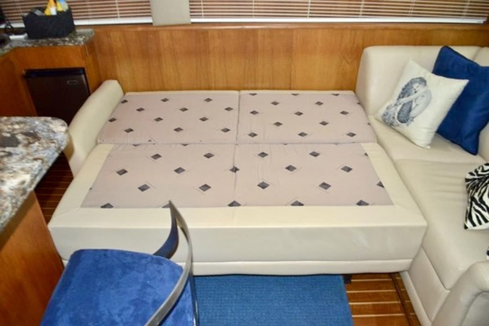 1995 Hatteras 39 Convertible - Photo 5