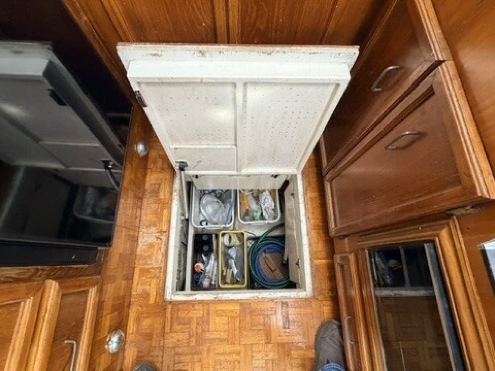 1984 Egg Harbor Sedan - Photo 33