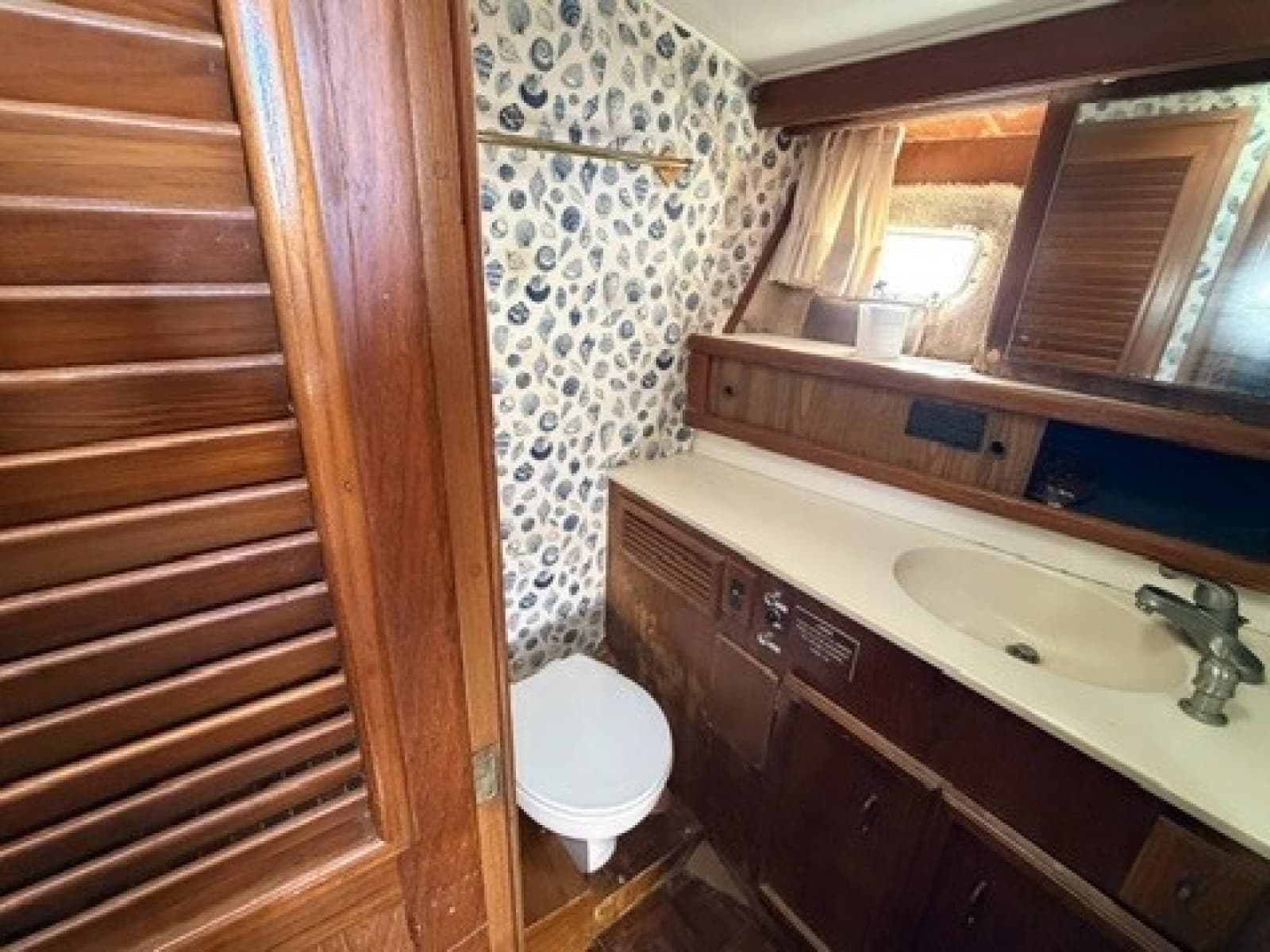 1984 Egg Harbor Sedan - Photo 42