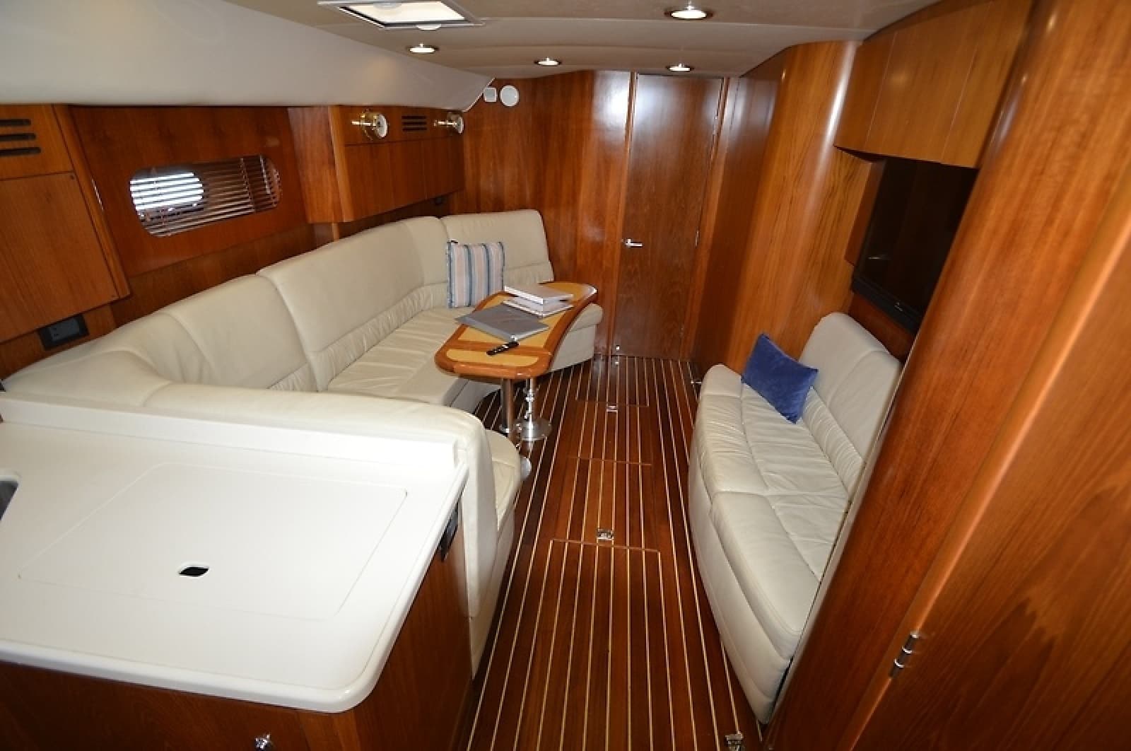 2004 Tiara Yachts 4400 Sovran - Photo 37