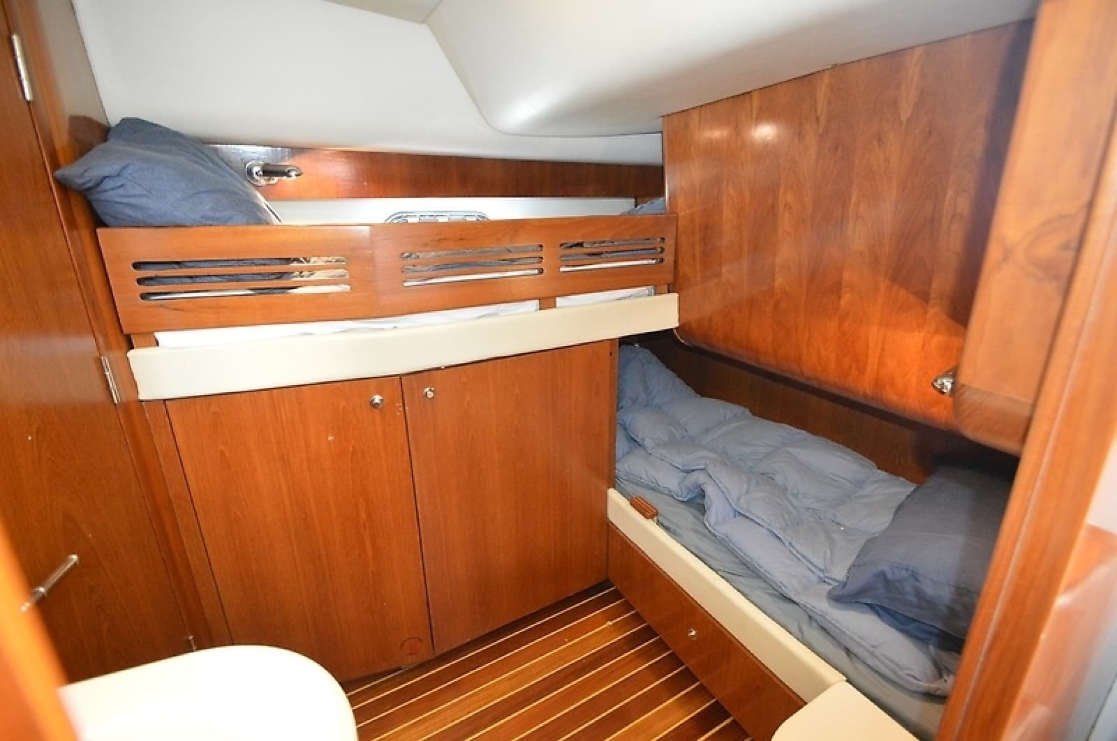 2004 Tiara Yachts 4400 Sovran - Photo 32