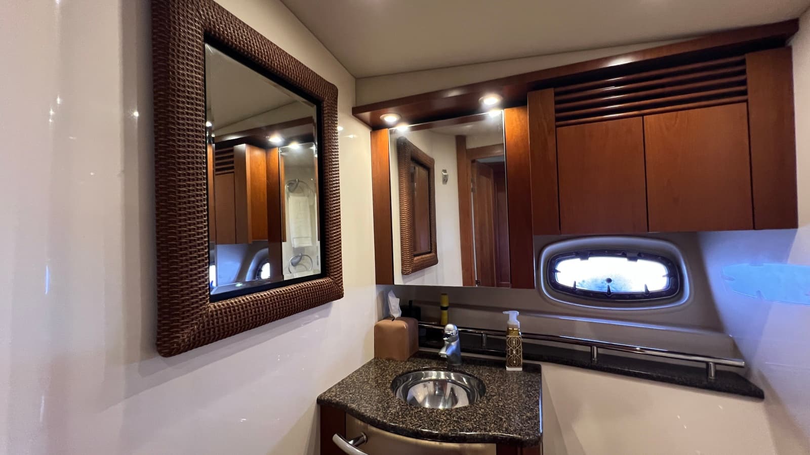 2006 Sea Ray 48 Sundancer - Photo 64