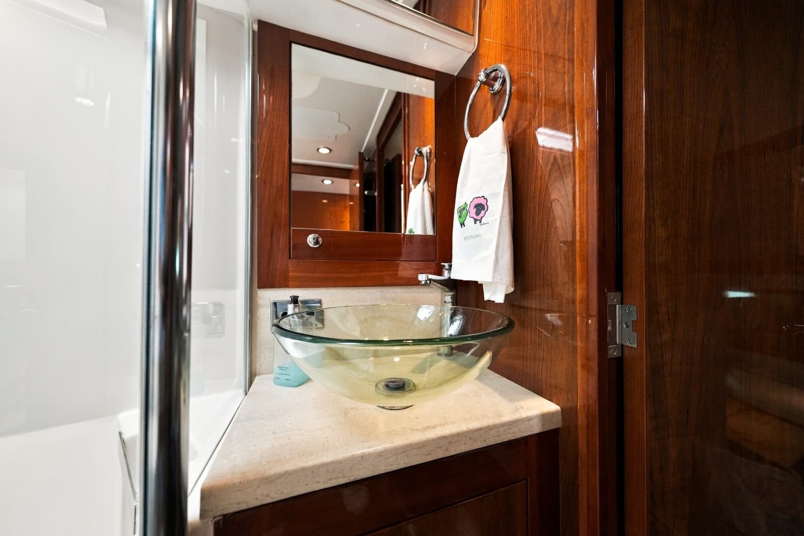 2015 Riviera 4400 Sport Yacht - Photo 31