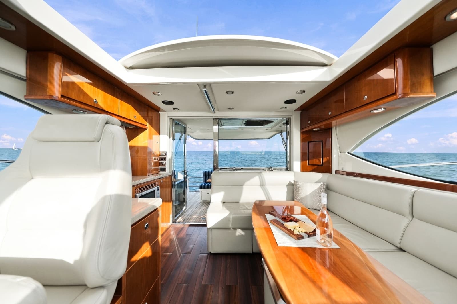2015 Riviera 4400 Sport Yacht - Photo 14