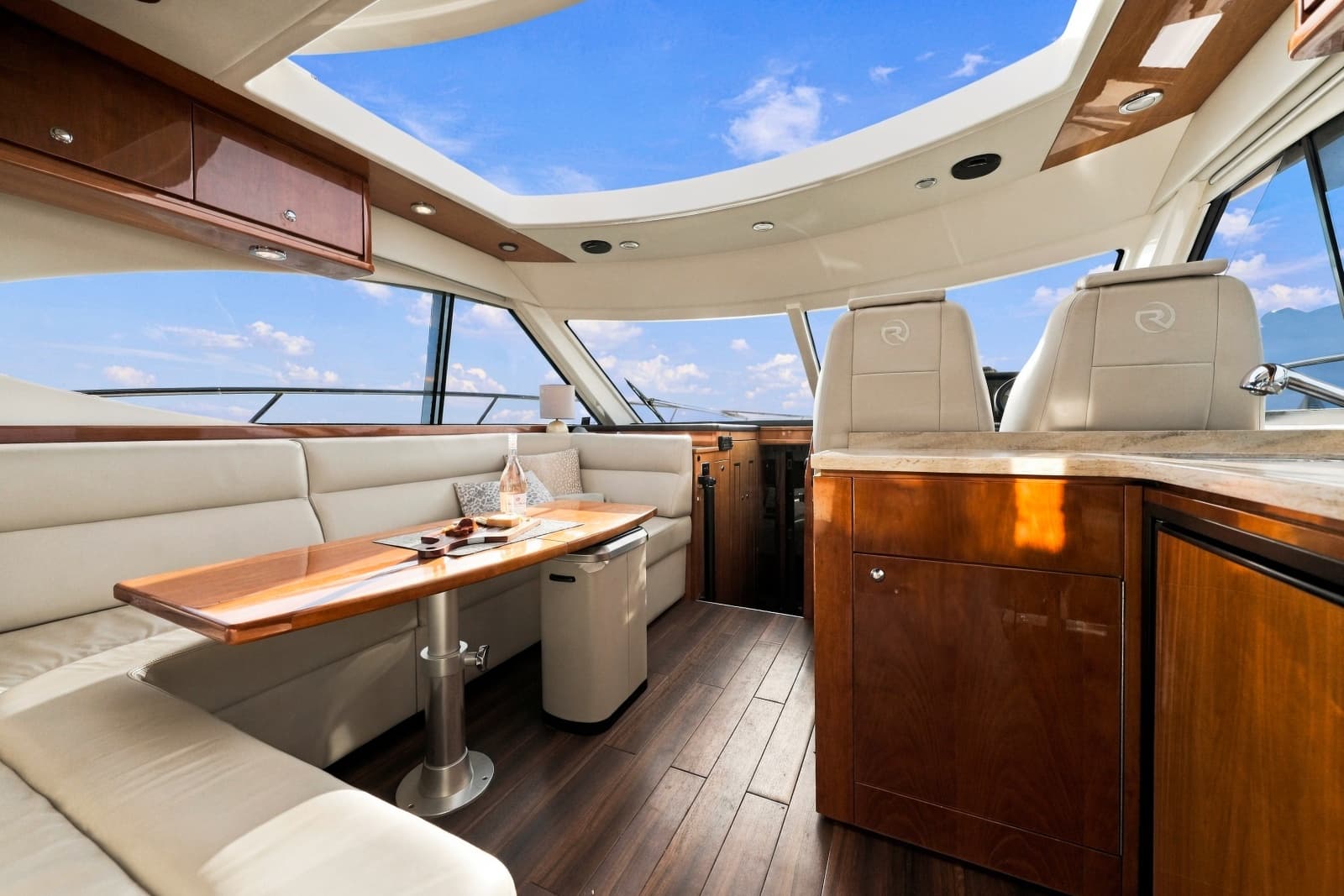 2015 Riviera 4400 Sport Yacht - Photo 19