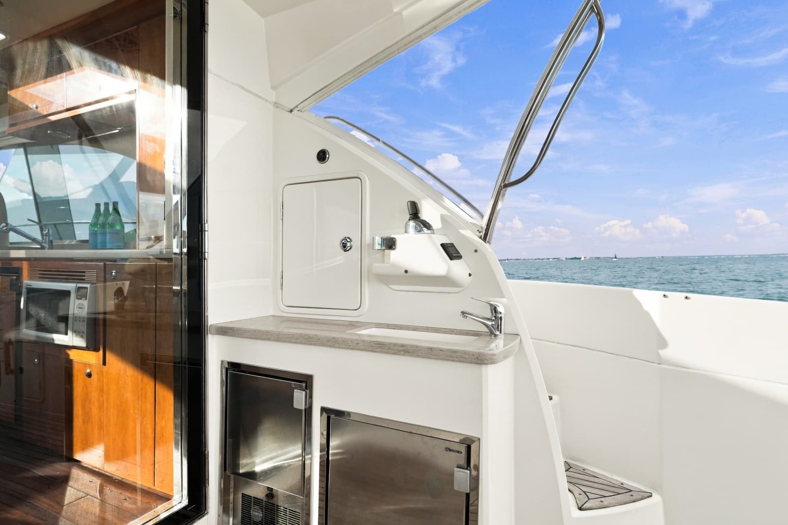 2015 Riviera 4400 Sport Yacht - Photo 11