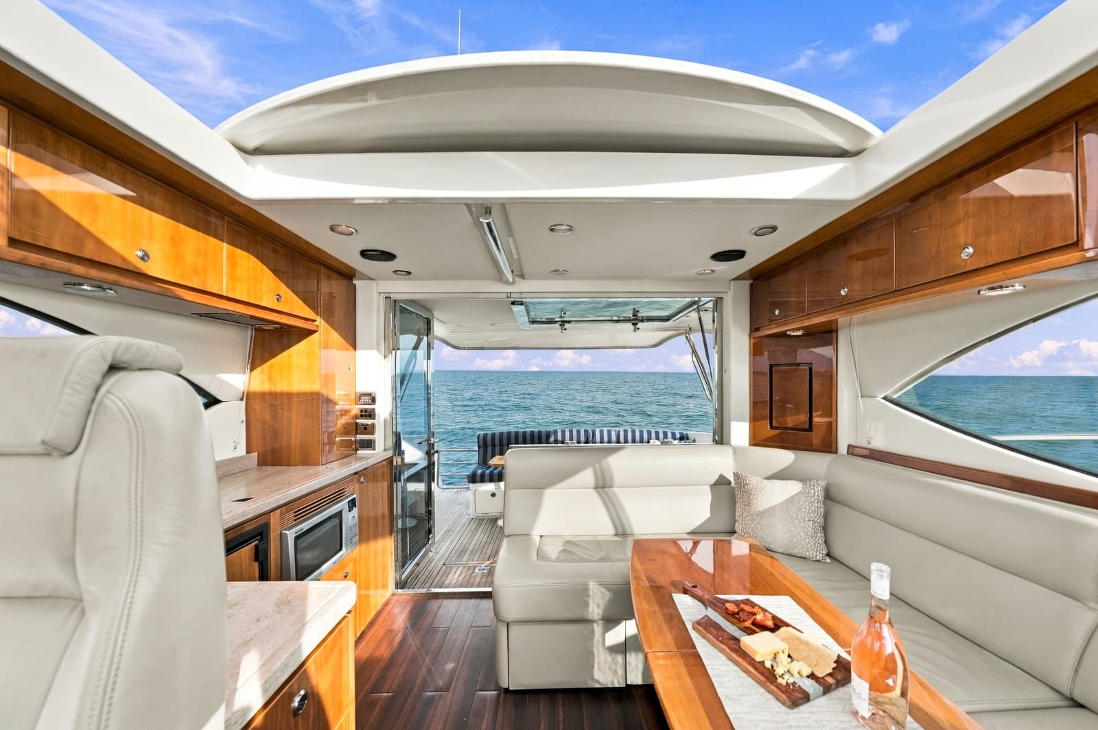 2015 Riviera 4400 Sport Yacht - Photo 13