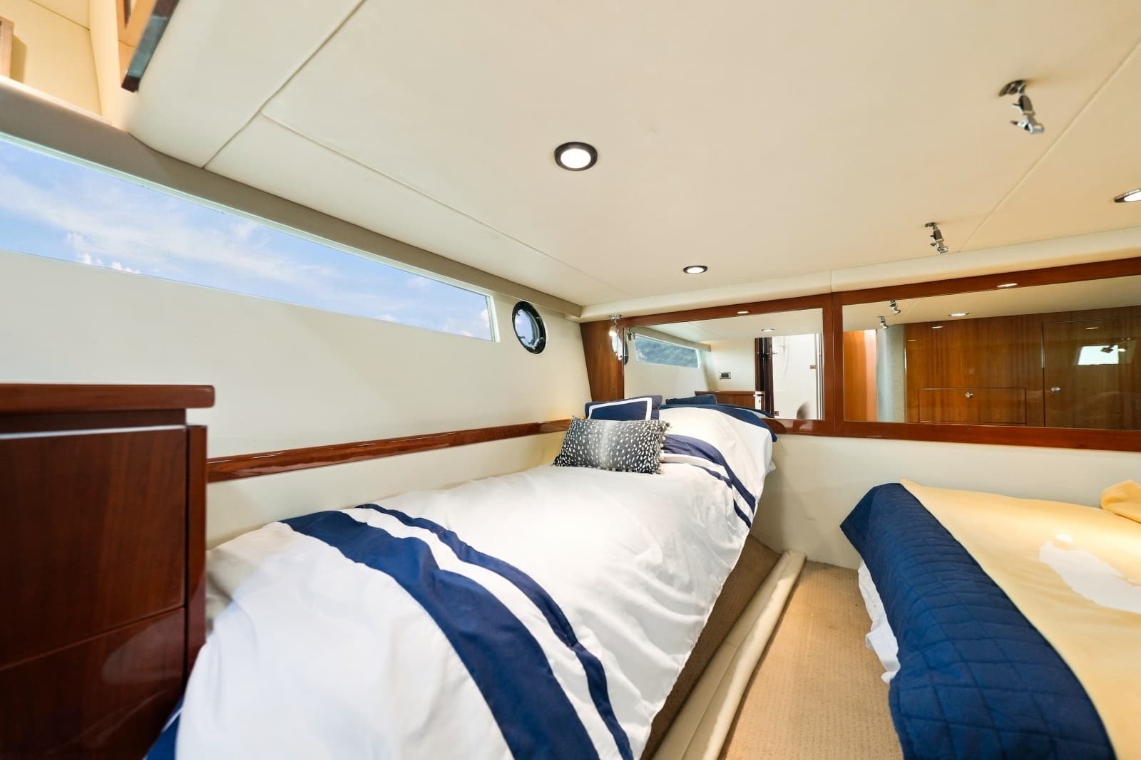 2015 Riviera 4400 Sport Yacht - Photo 29