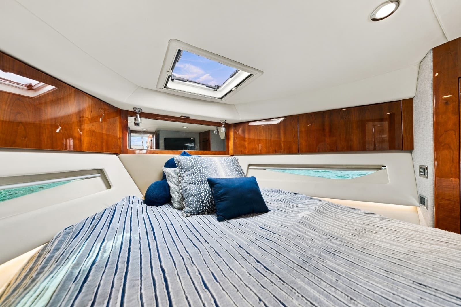 2015 Riviera 4400 Sport Yacht - Photo 24