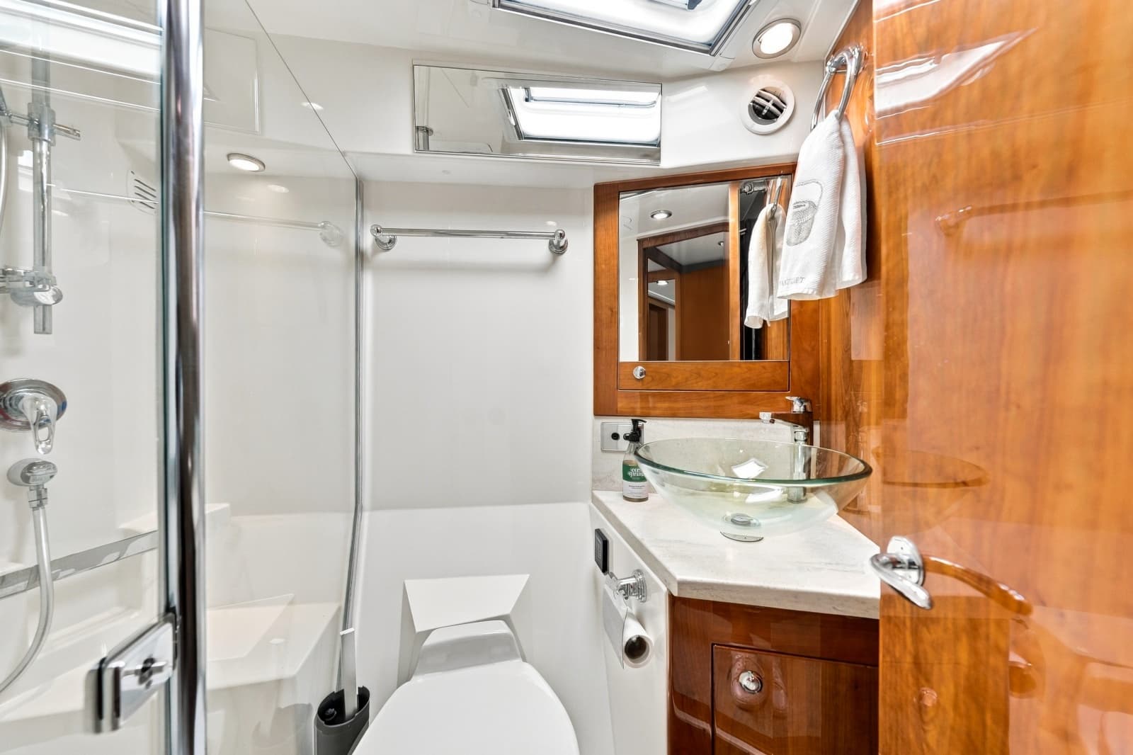 2015 Riviera 4400 Sport Yacht - Photo 25