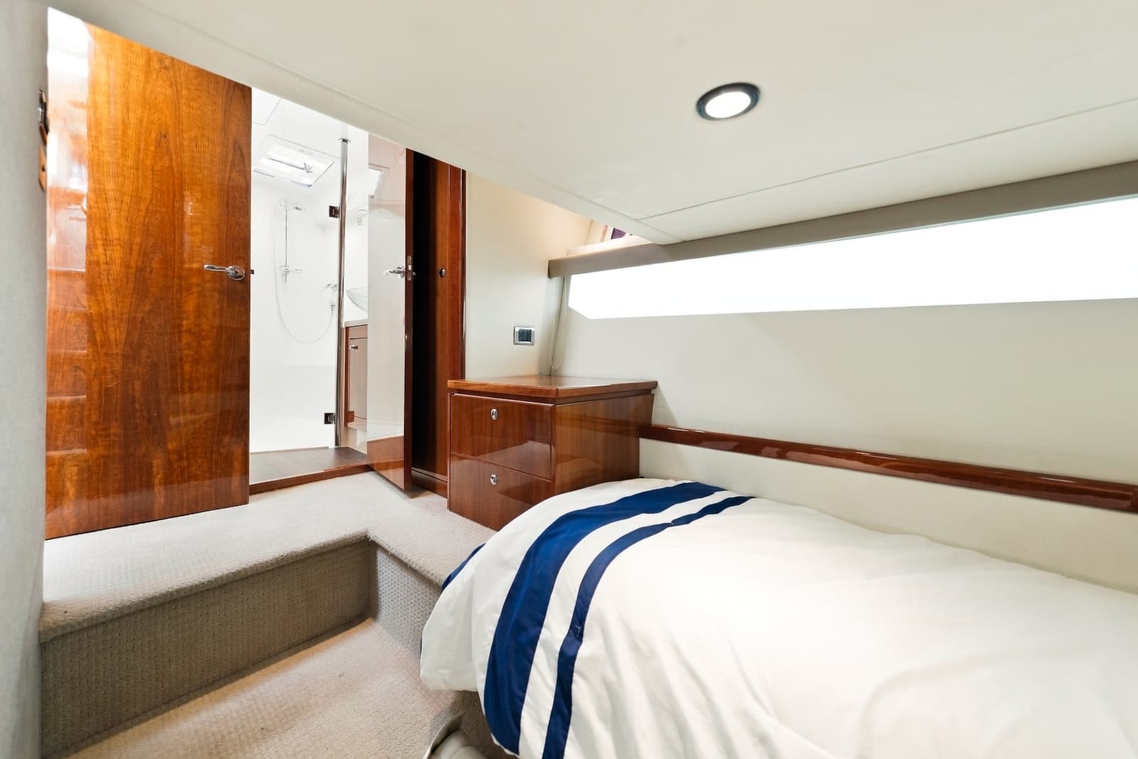 2015 Riviera 4400 Sport Yacht - Photo 28