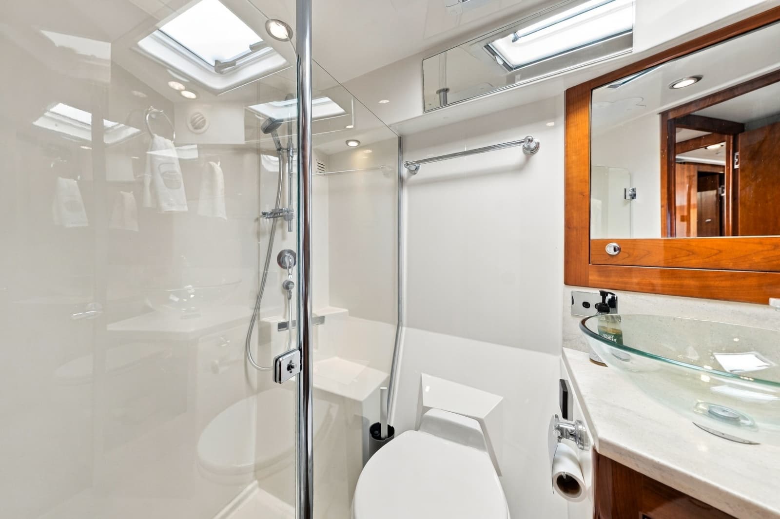 2015 Riviera 4400 Sport Yacht - Photo 26