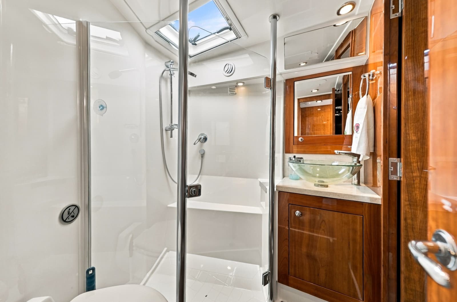 2015 Riviera 4400 Sport Yacht - Photo 30