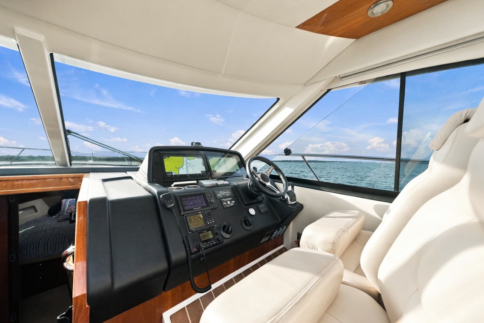 2015 Riviera 4400 Sport Yacht - Photo 22