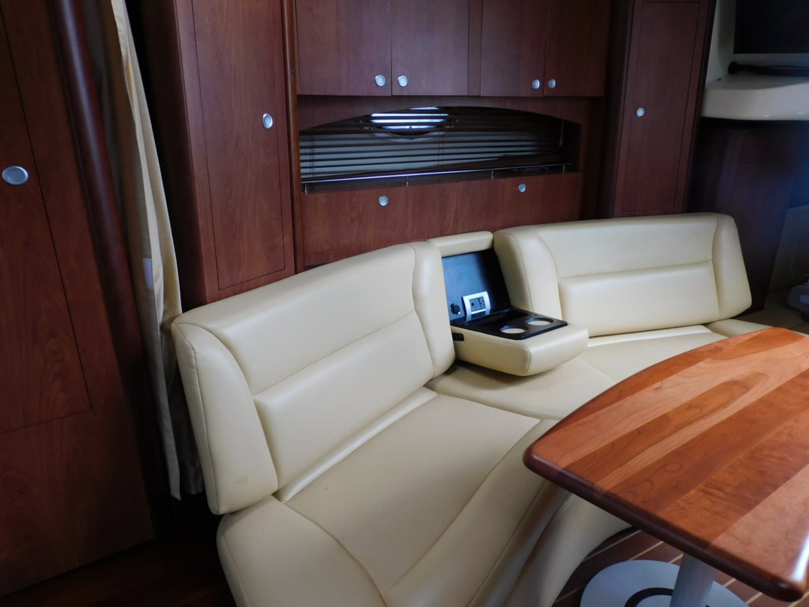 2007 Monterey 330 Sport Yacht - Photo 17