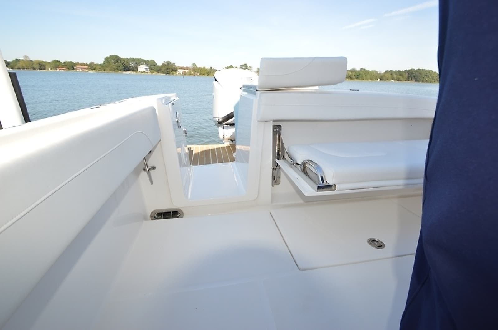 2023 Regulator 28 Forward Seating - Photo 9