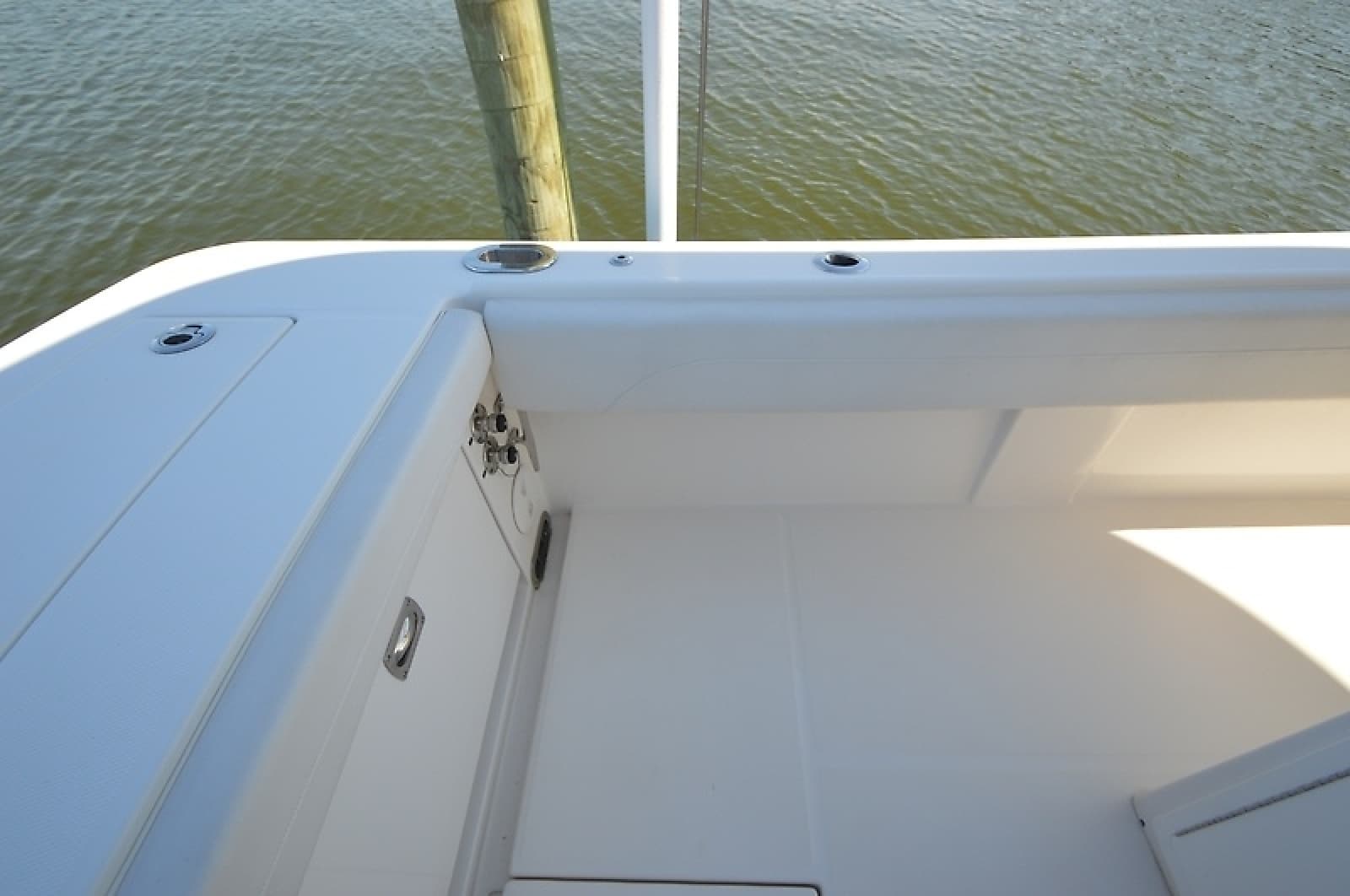 2023 Regulator 28 Forward Seating - Photo 18