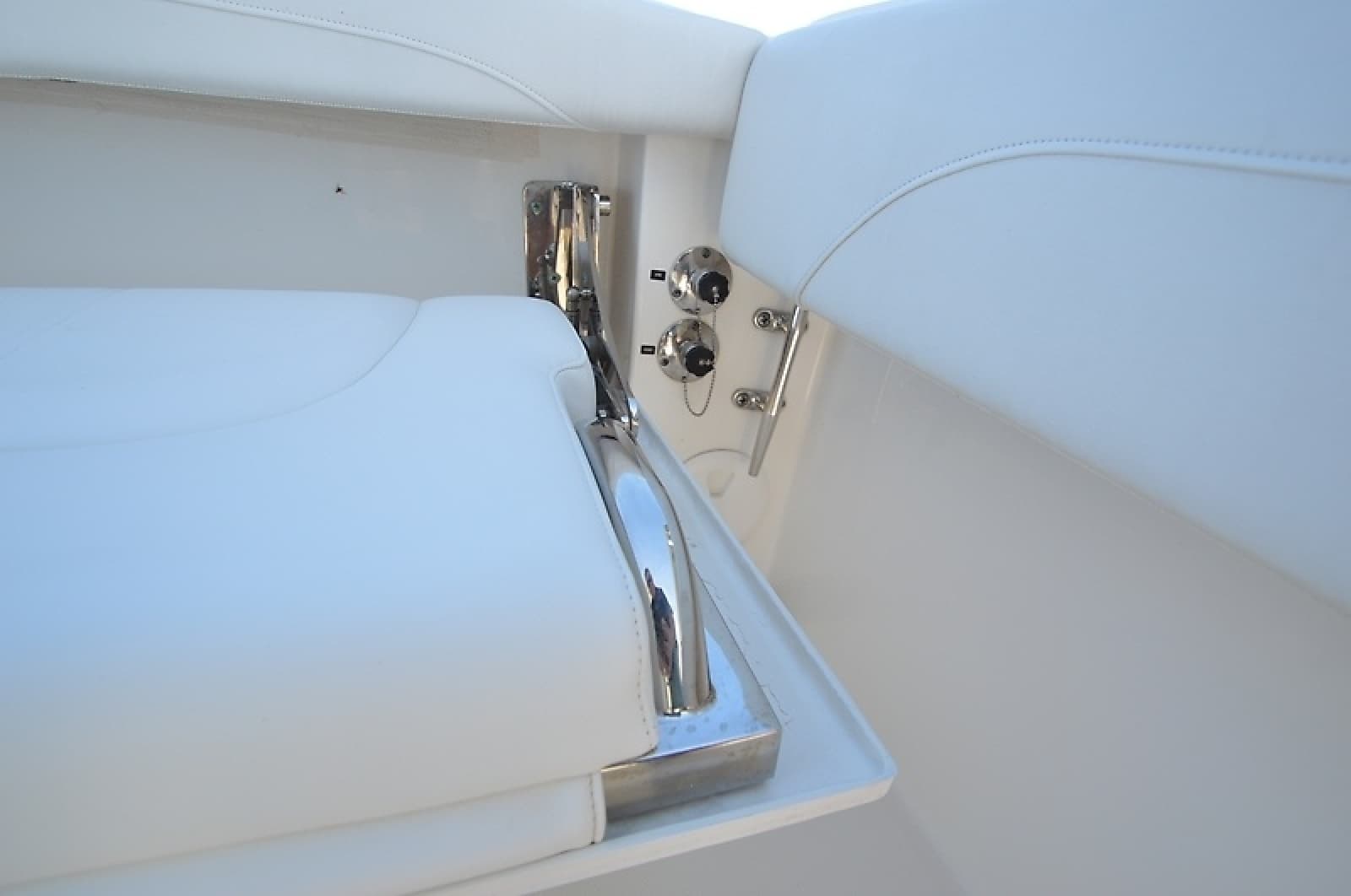 2023 Regulator 28 Forward Seating - Photo 14