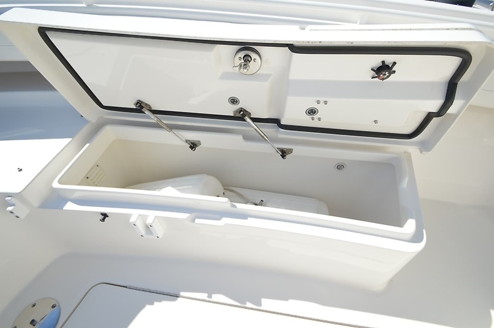 2023 Regulator 28 Forward Seating - Photo 44