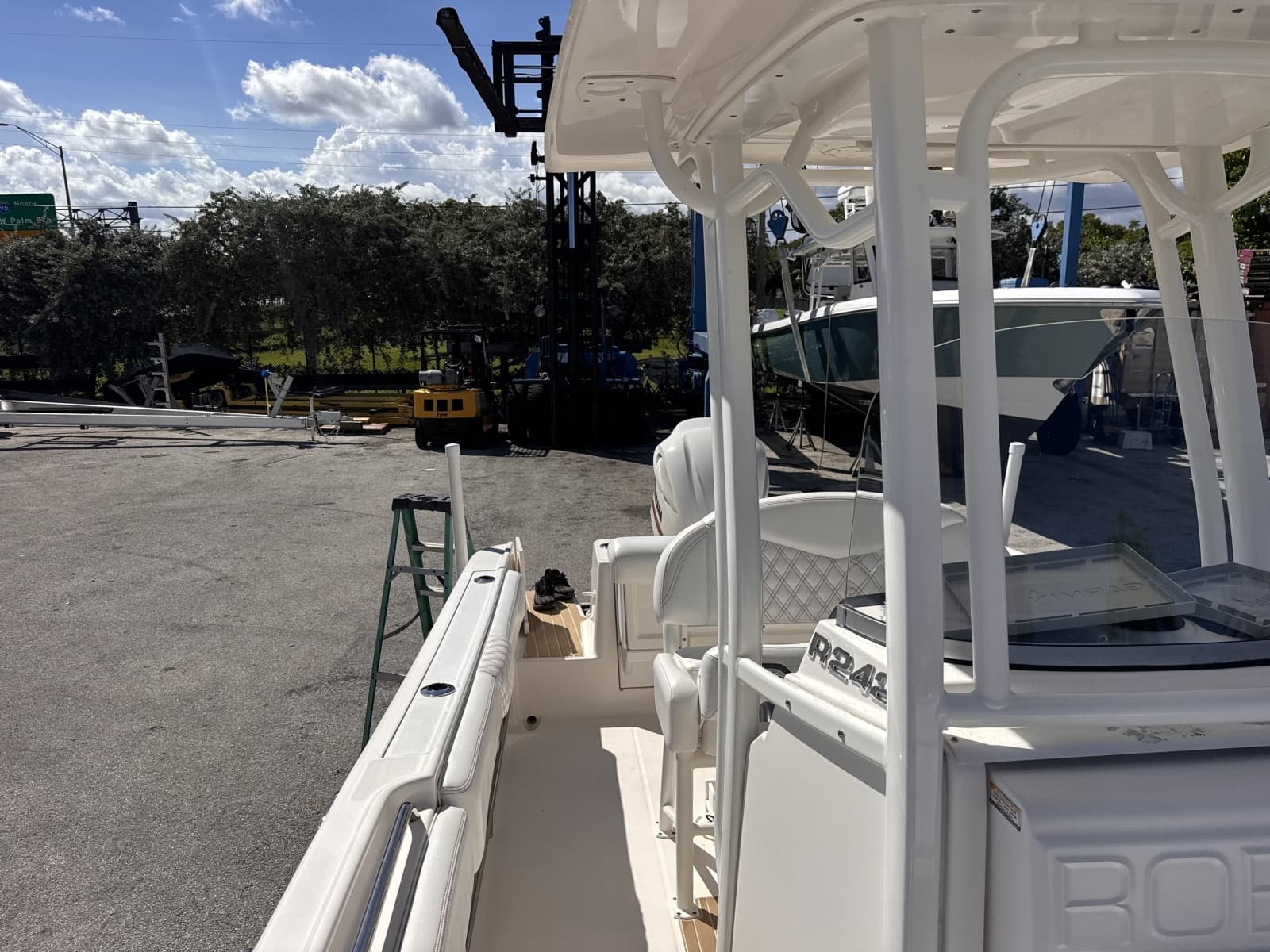 2017 Robalo R242 - Photo 20
