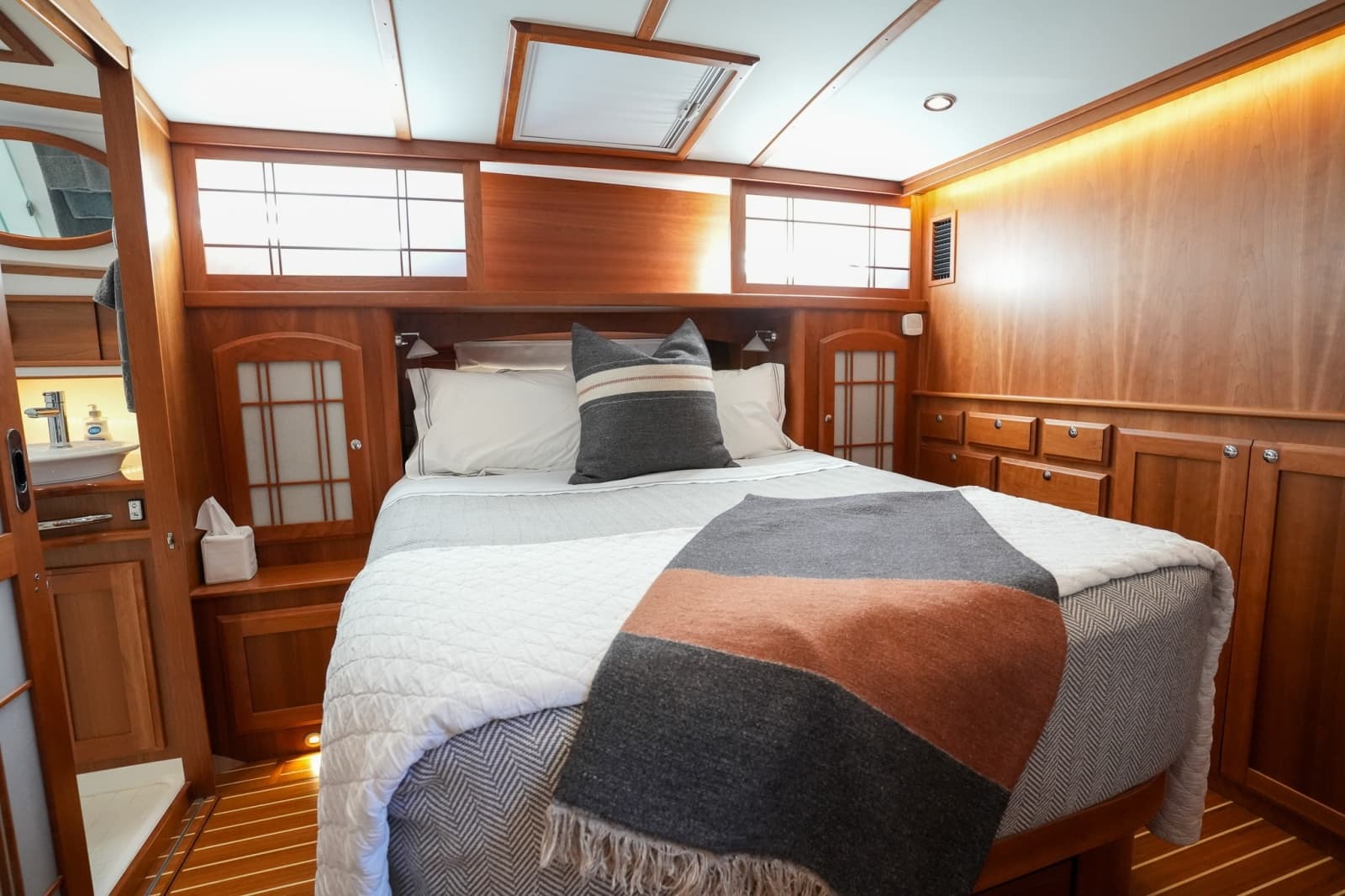 2022 Sabre 48 Salon Express - Photo 47