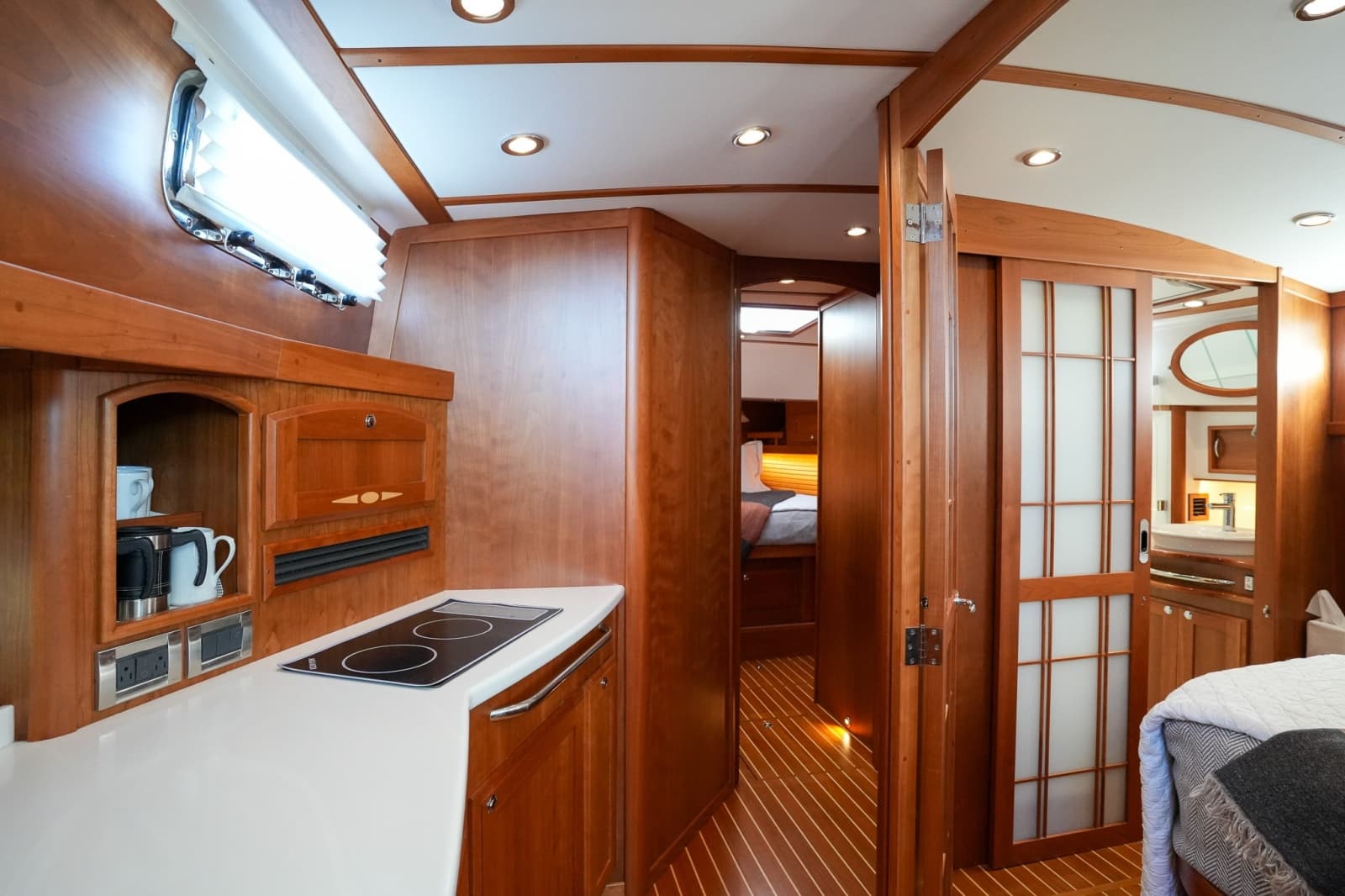 2022 Sabre 48 Salon Express - Photo 45