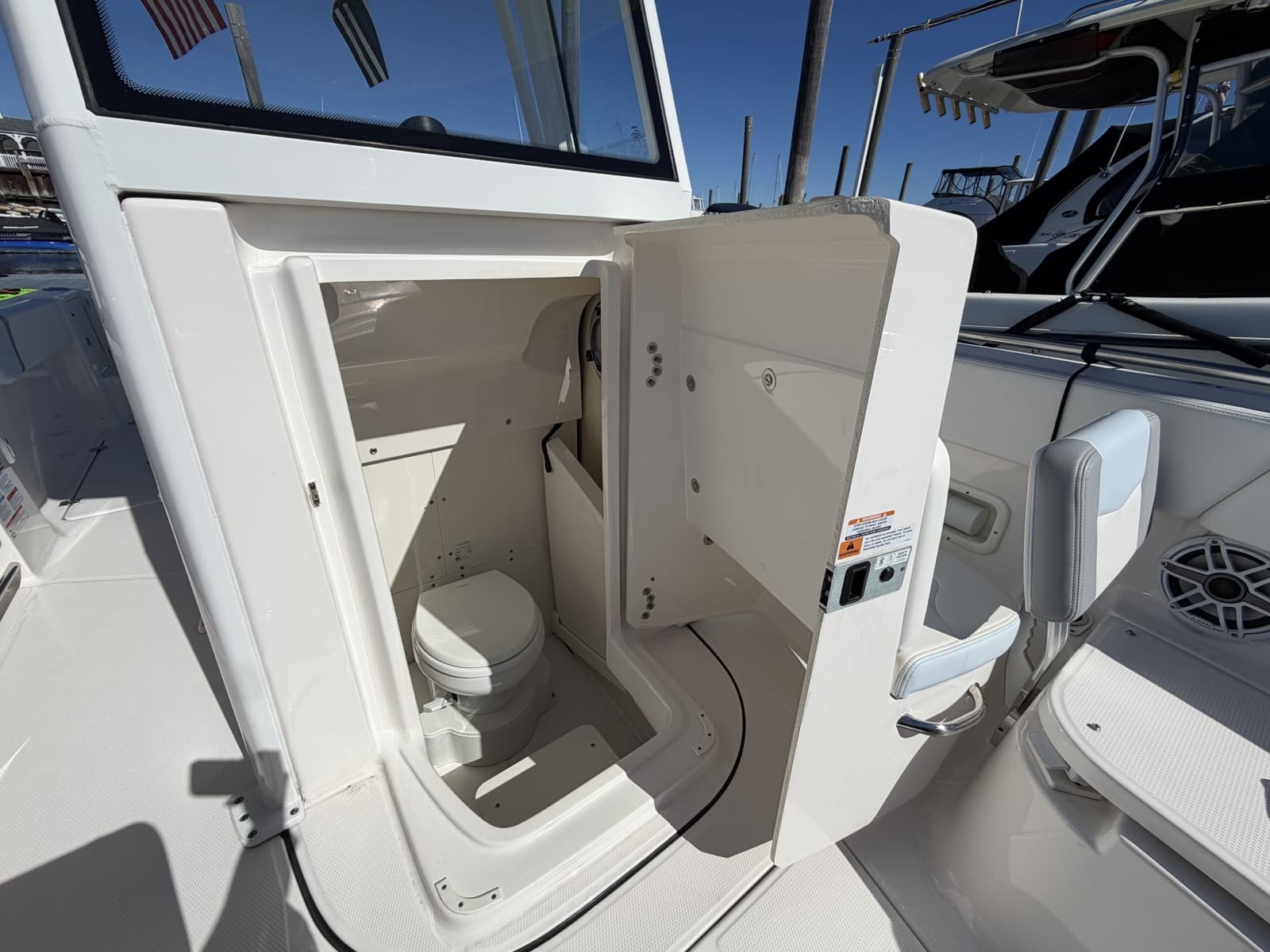 2025 Robalo R250 - Photo 13
