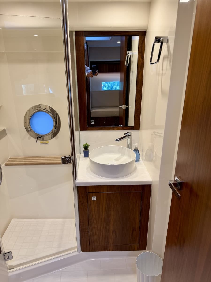 2020 Riviera 4800 Sport Yacht - Photo 36