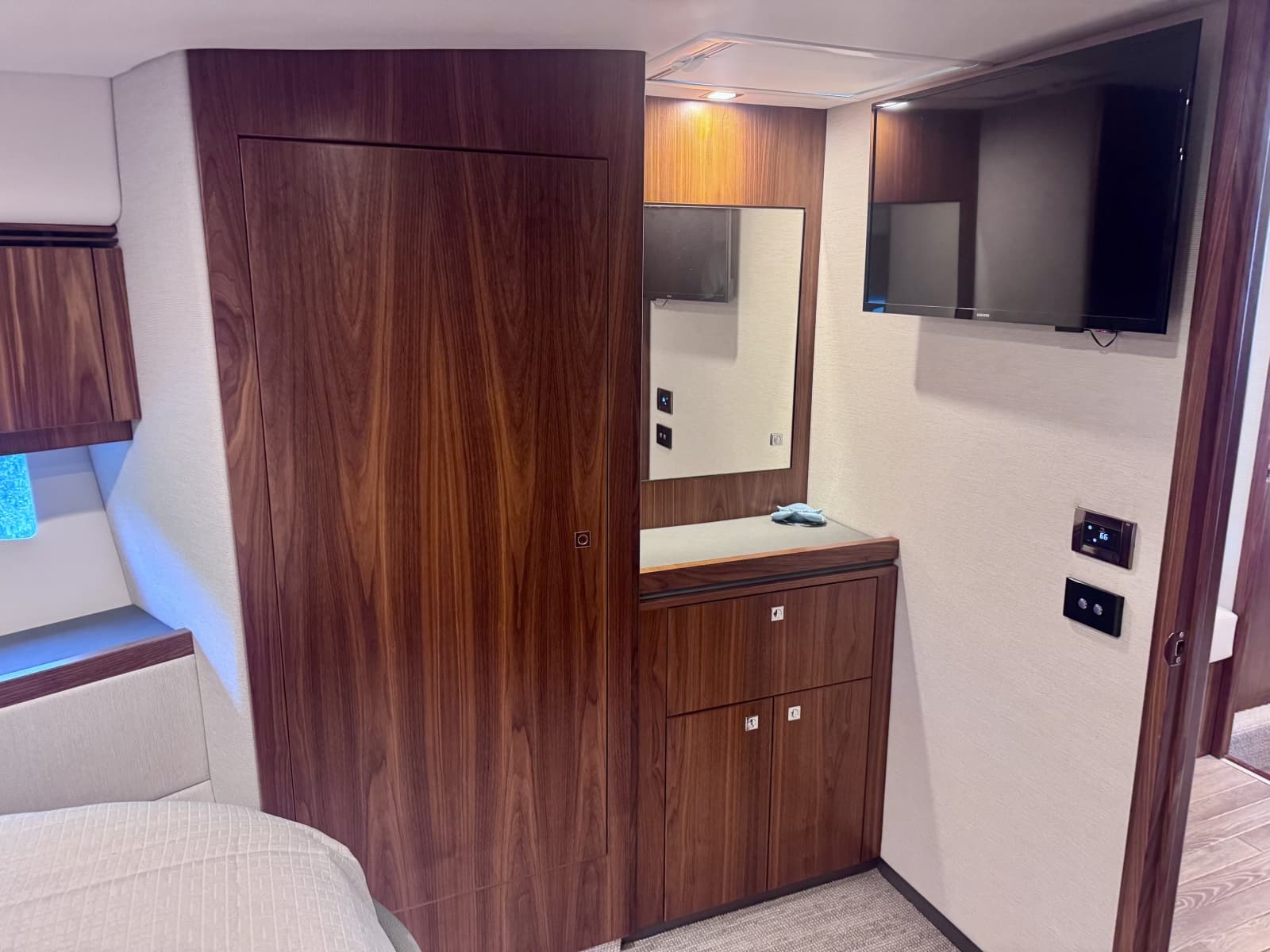 2020 Riviera 4800 Sport Yacht - Photo 33