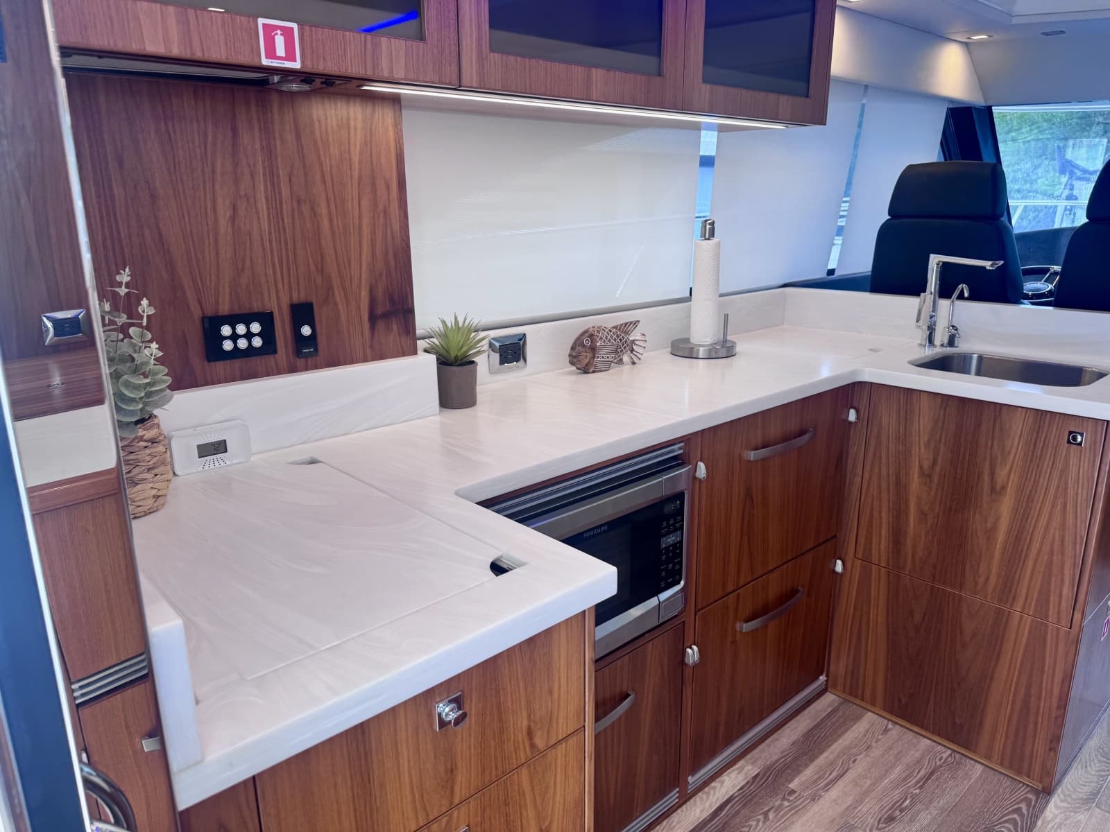 2020 Riviera 4800 Sport Yacht - Photo 13