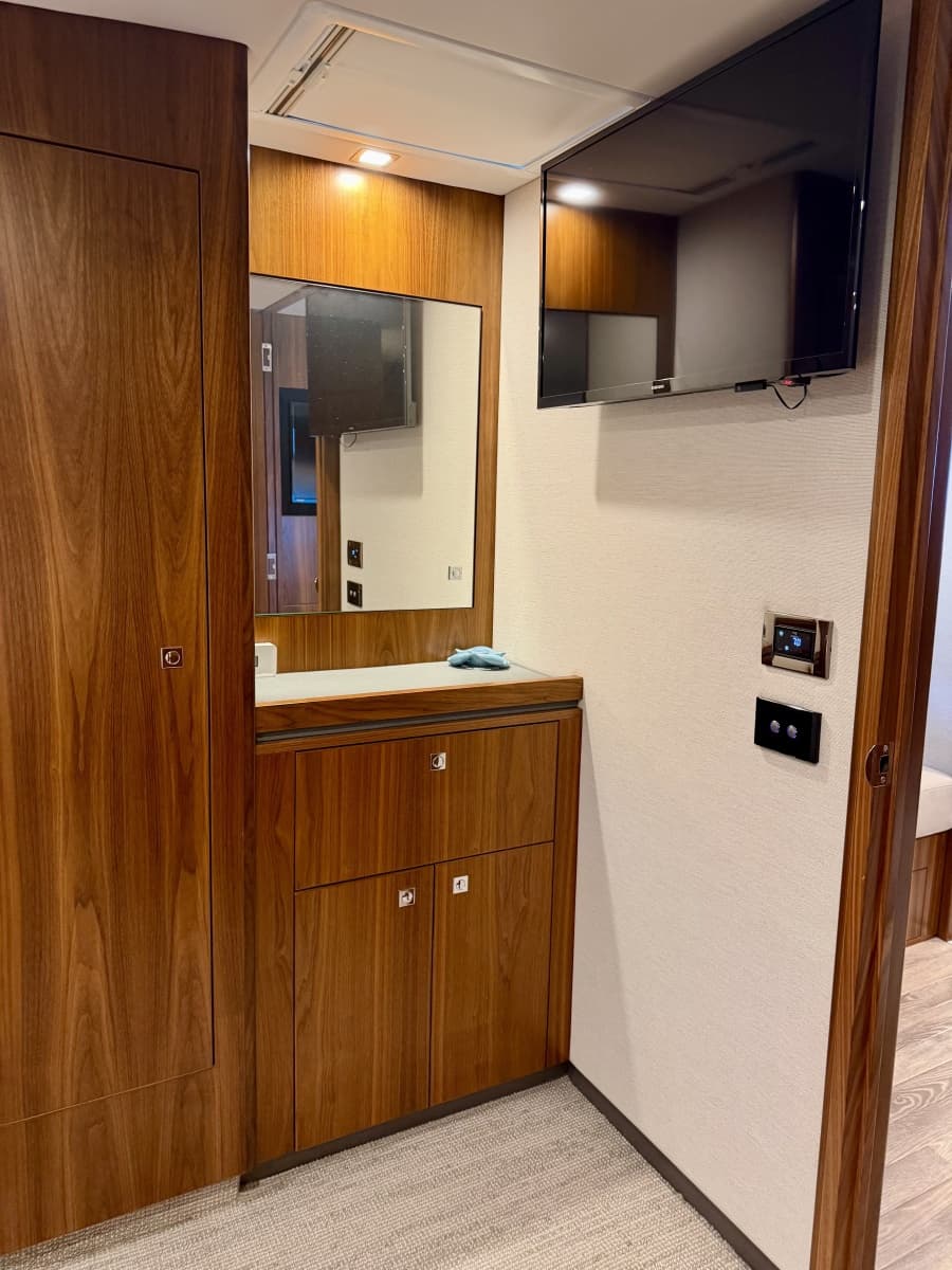 2020 Riviera 4800 Sport Yacht - Photo 34
