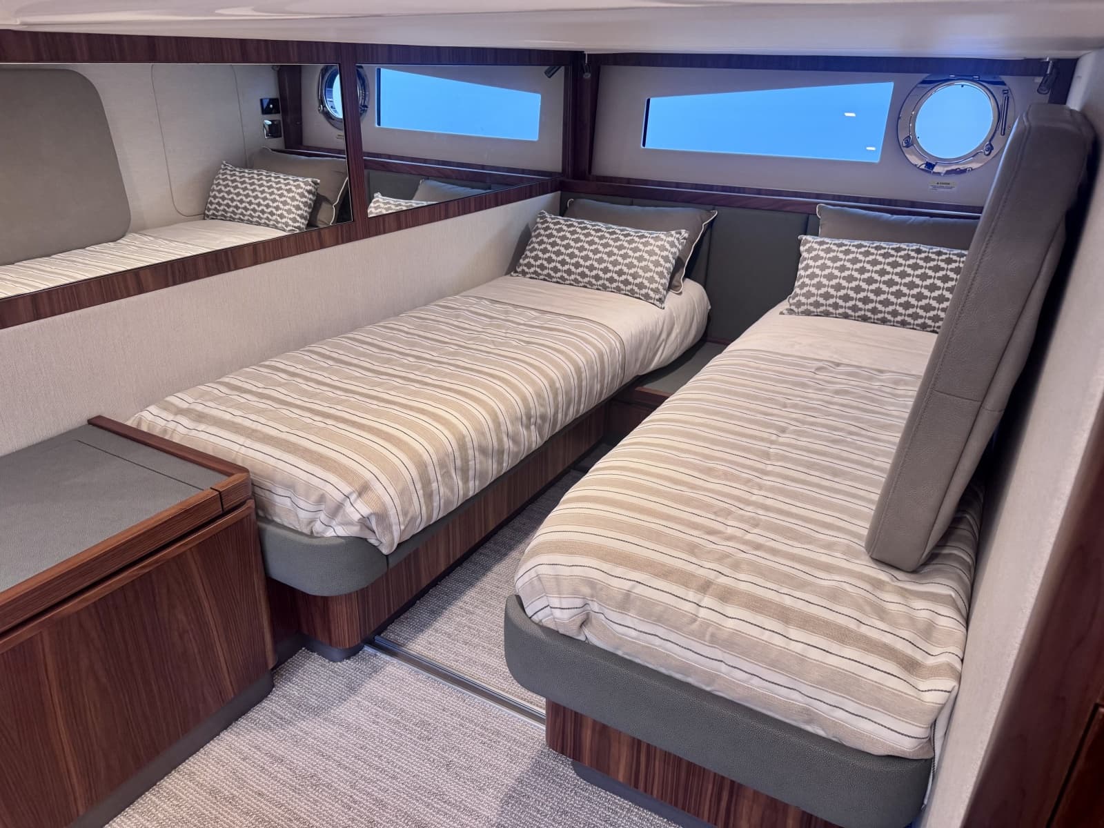 2020 Riviera 4800 Sport Yacht - Photo 26