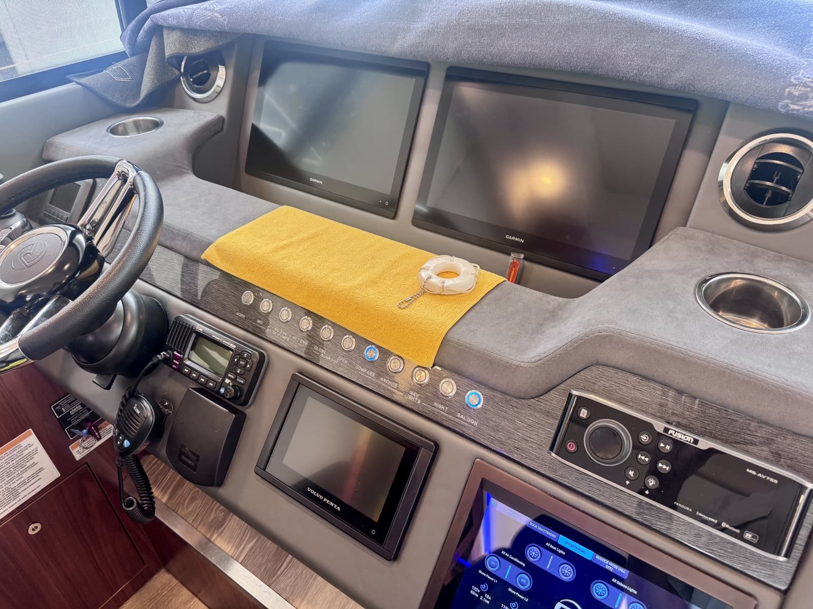 2020 Riviera 4800 Sport Yacht - Photo 19