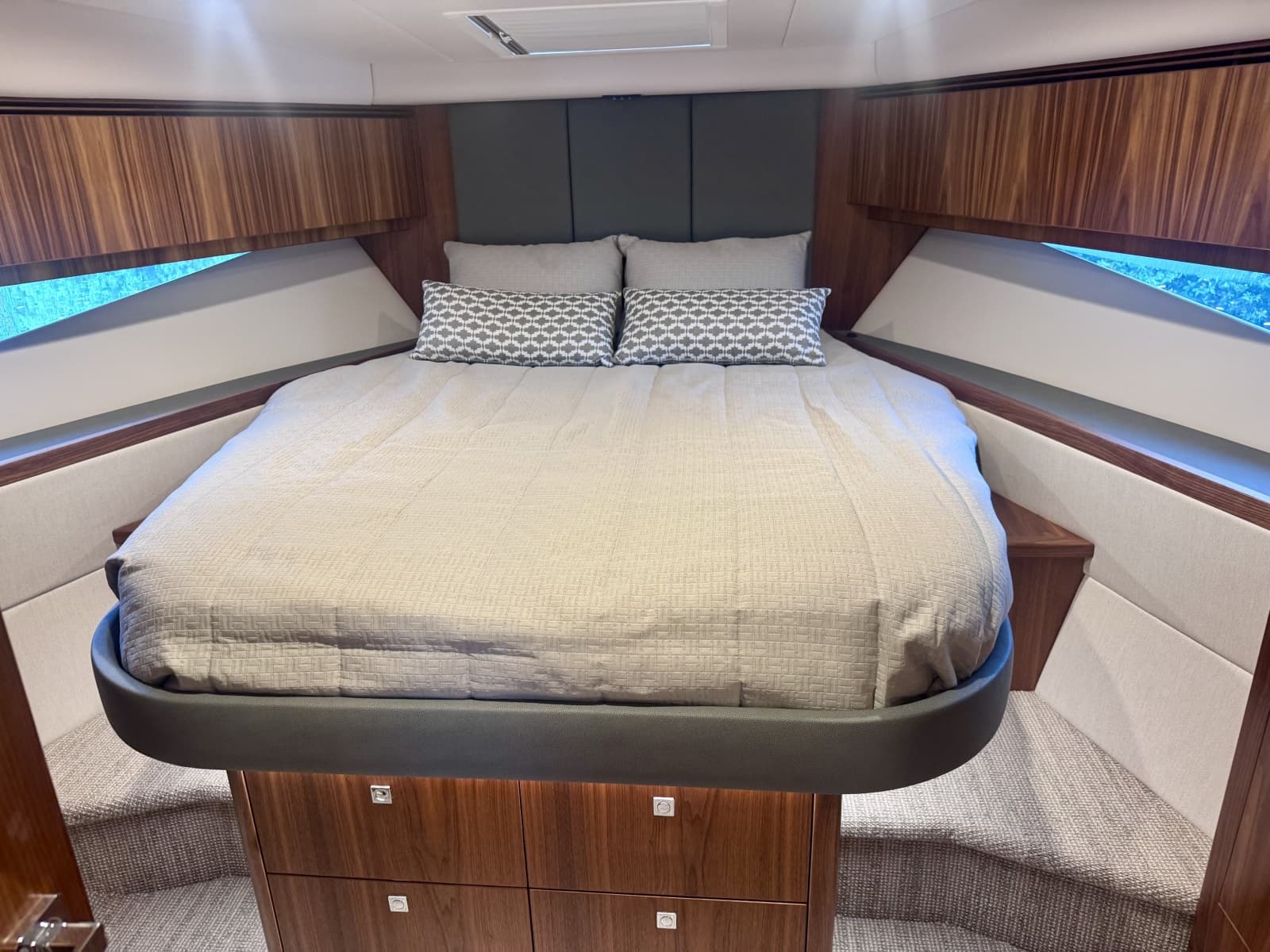2020 Riviera 4800 Sport Yacht - Photo 32