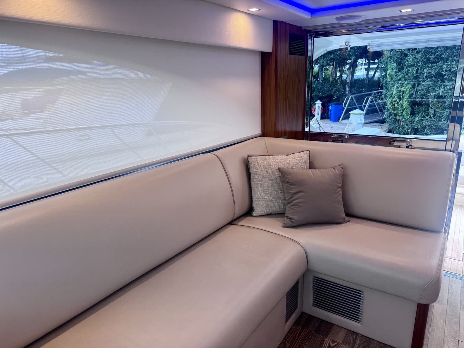 2020 Riviera 4800 Sport Yacht - Photo 18
