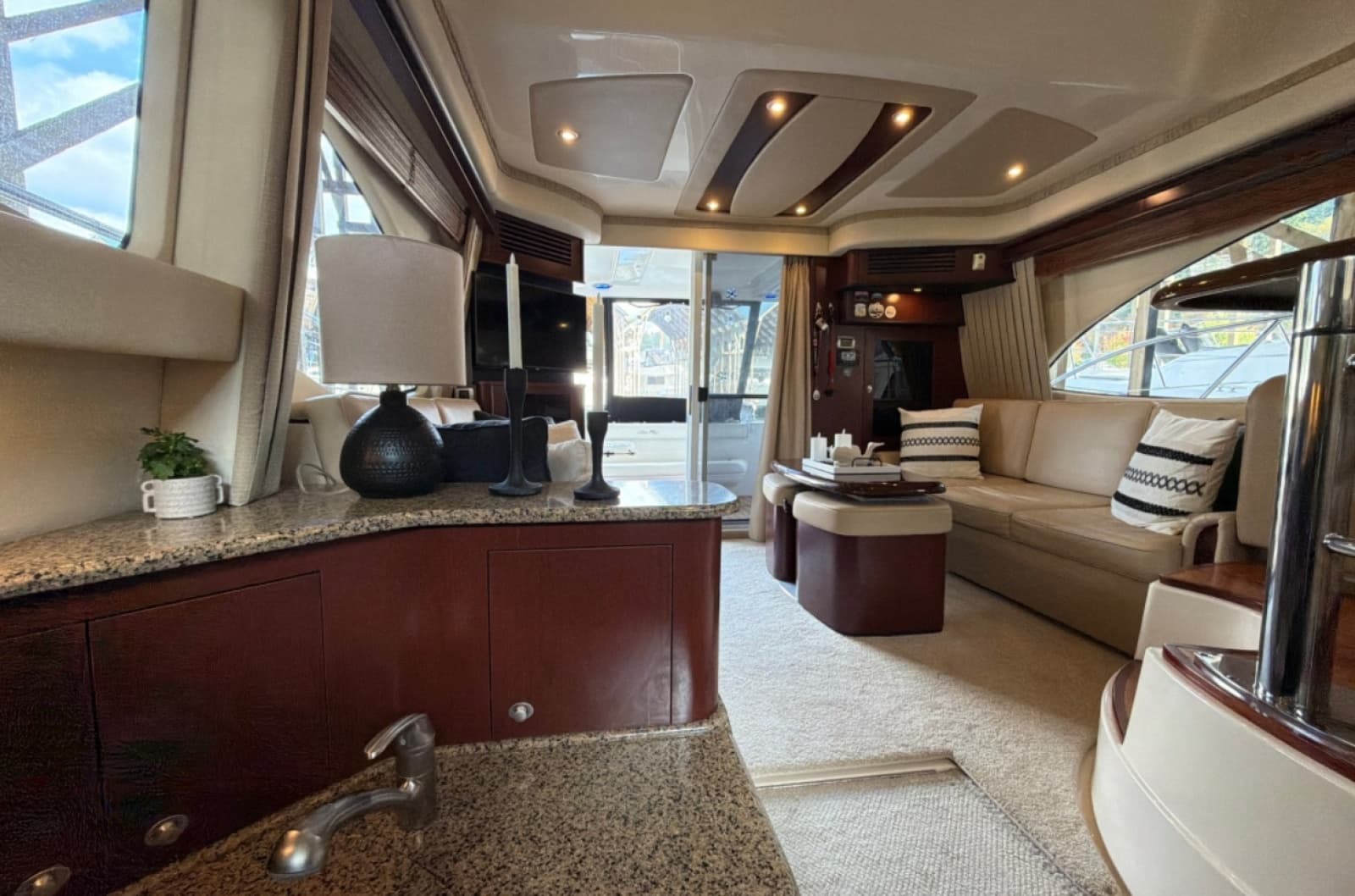 2007 Sea Ray 44 Sedan Bridge - Photo 23