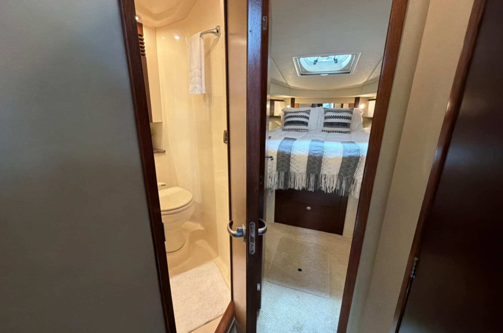 2007 Sea Ray 44 Sedan Bridge - Photo 27