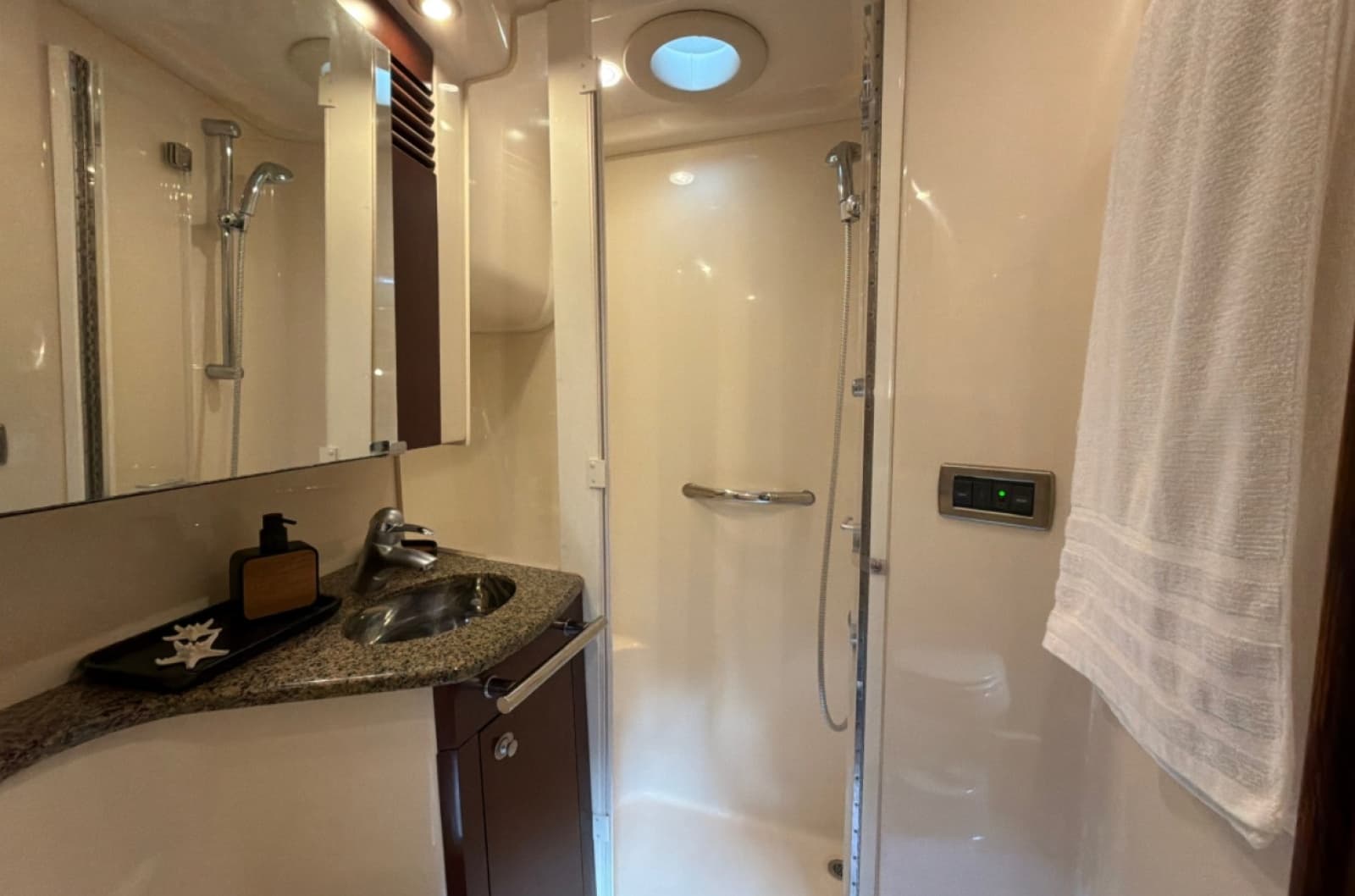 2007 Sea Ray 44 Sedan Bridge - Photo 36