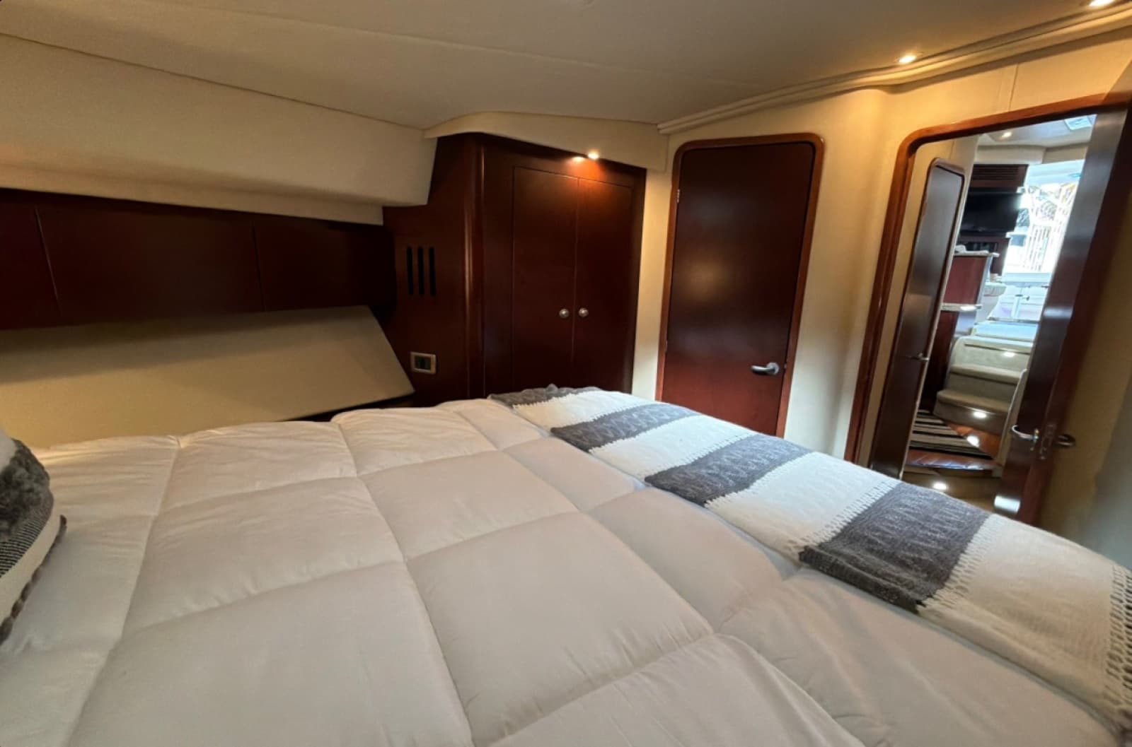 2007 Sea Ray 44 Sedan Bridge - Photo 33