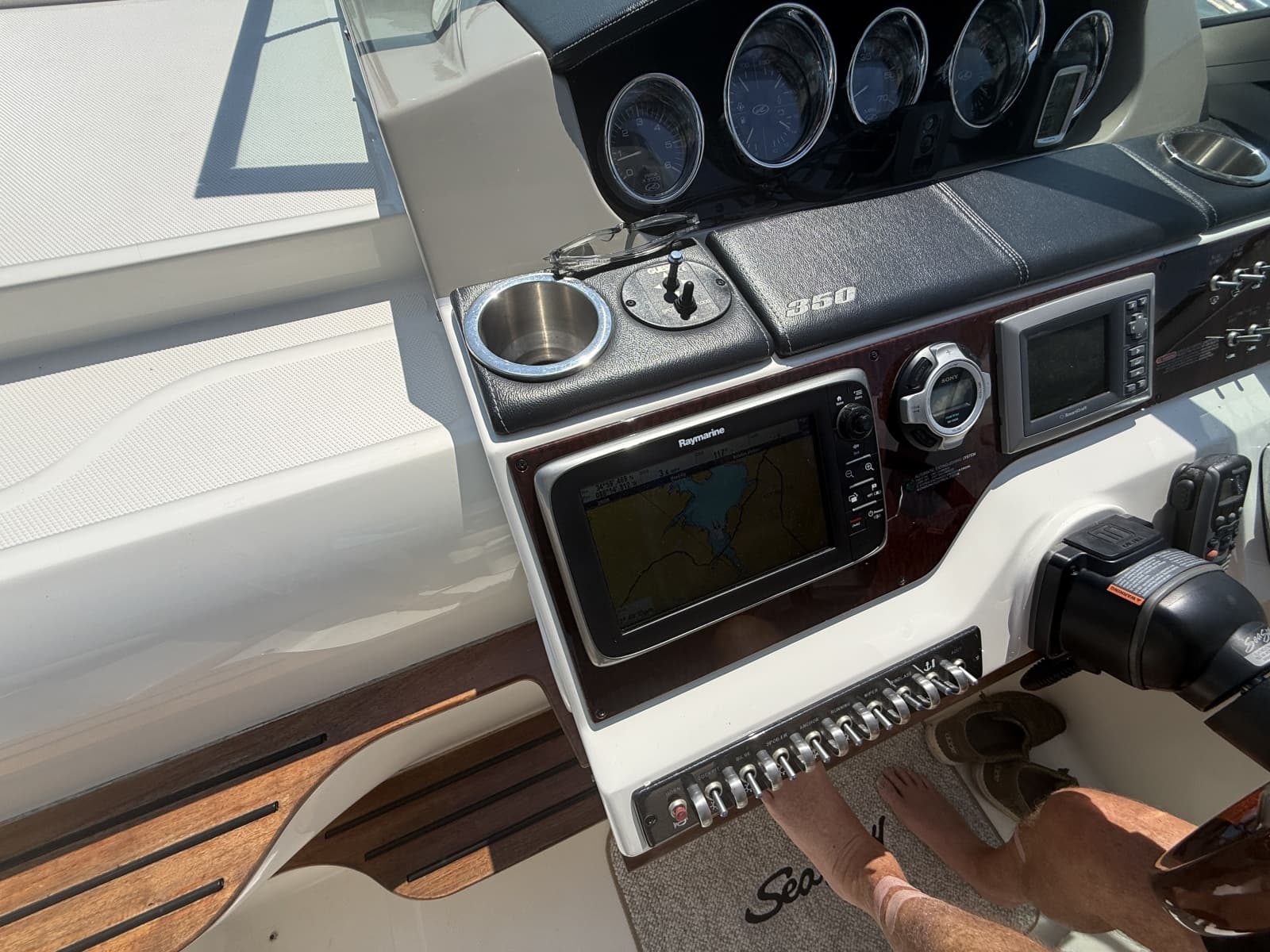 2013 Sea Ray Sundancer 350 - Photo 12