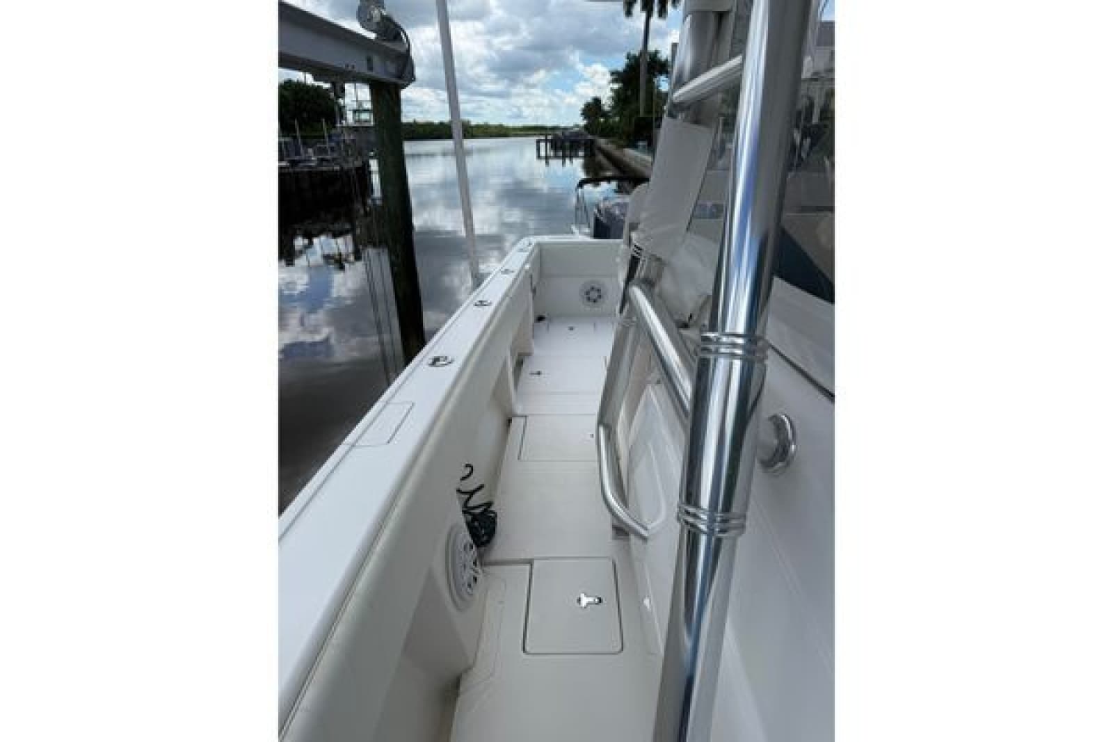 2014 Intrepid 327 - Photo 15