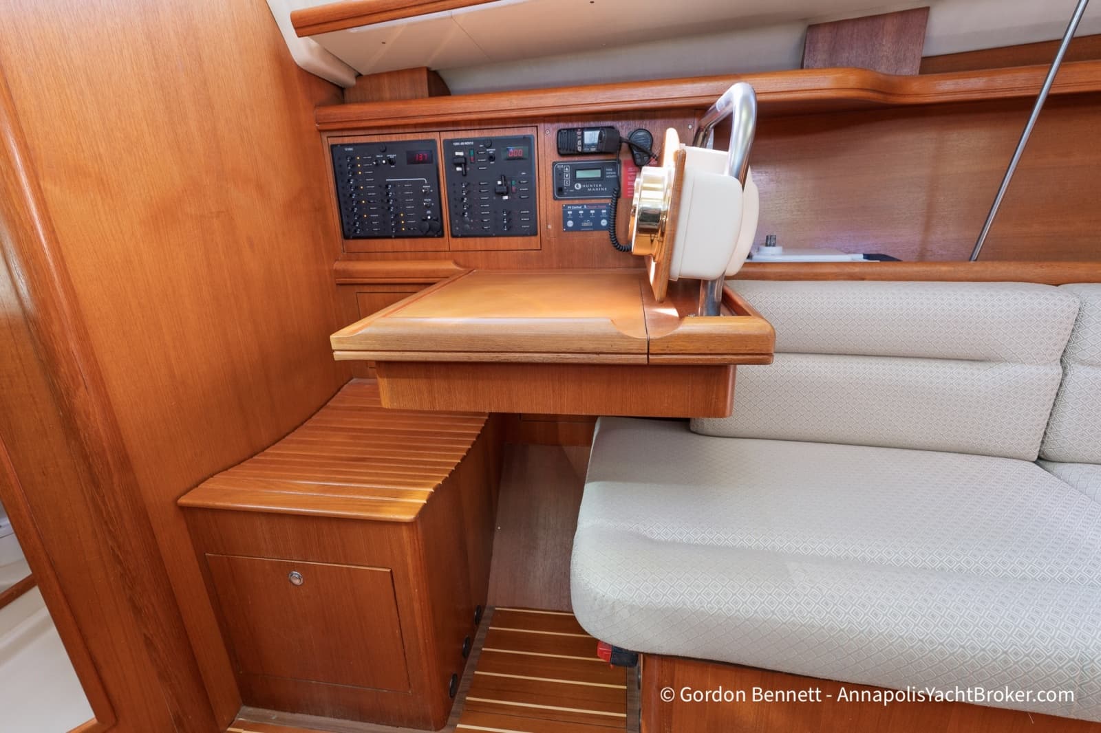 2005 Hunter 38 - Photo 40